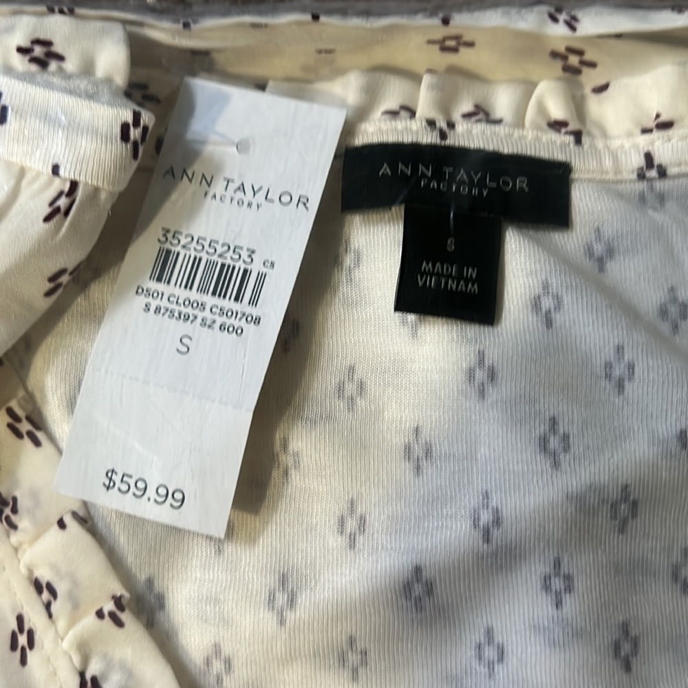 Ann Taylor Vneck Ruffle - Picture 2 of 2
